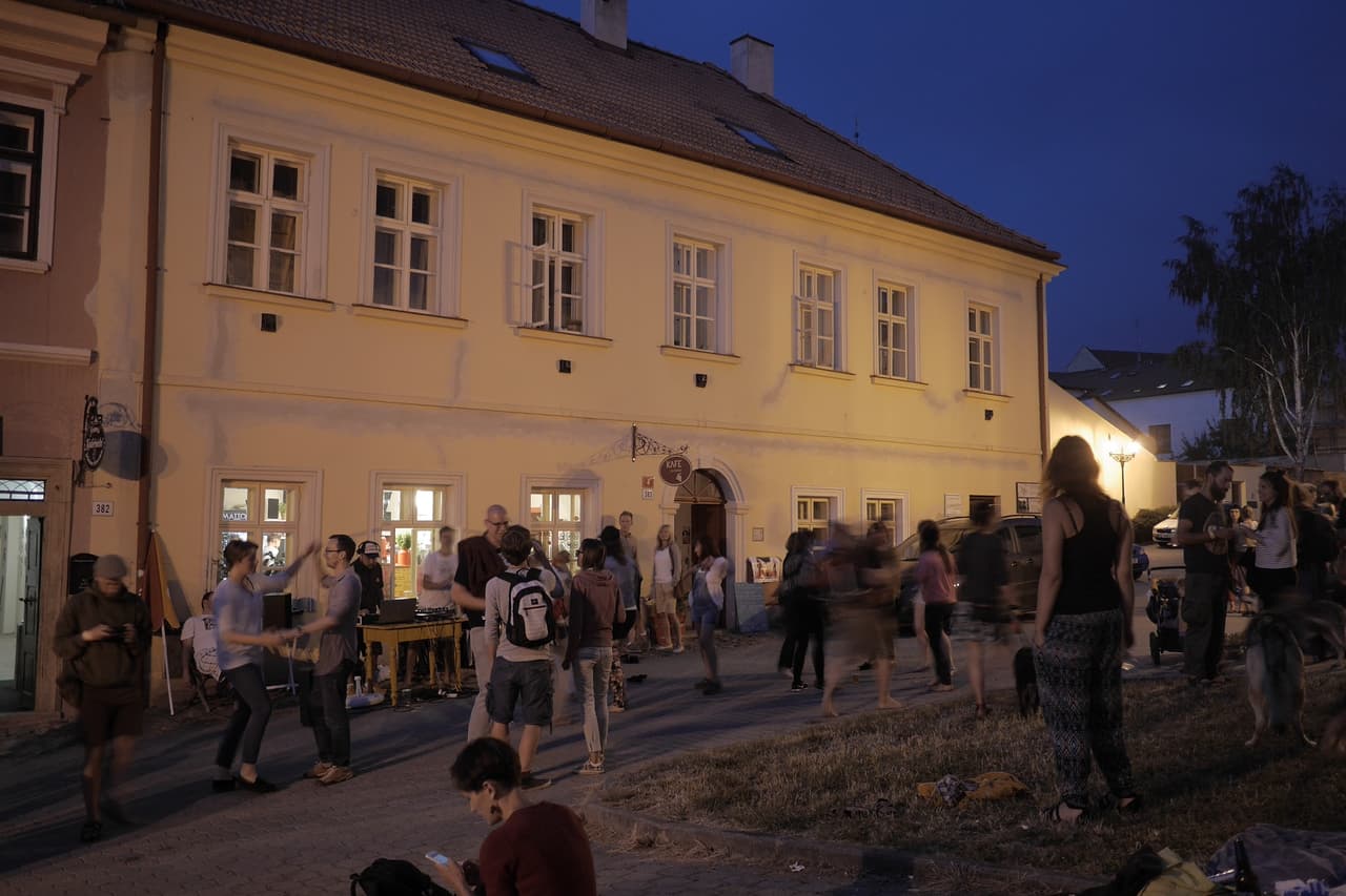Večerní dění na Plačkově ulici během festivalu Boskovice, 2015